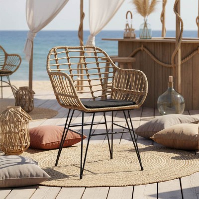 Πολυθρόνα Naoki pakoworld rattan σε φυσική απόχρωση με μαύρο μαξιλάρι και μεταλλικό μαύρο πόδι 58x64x81εκ